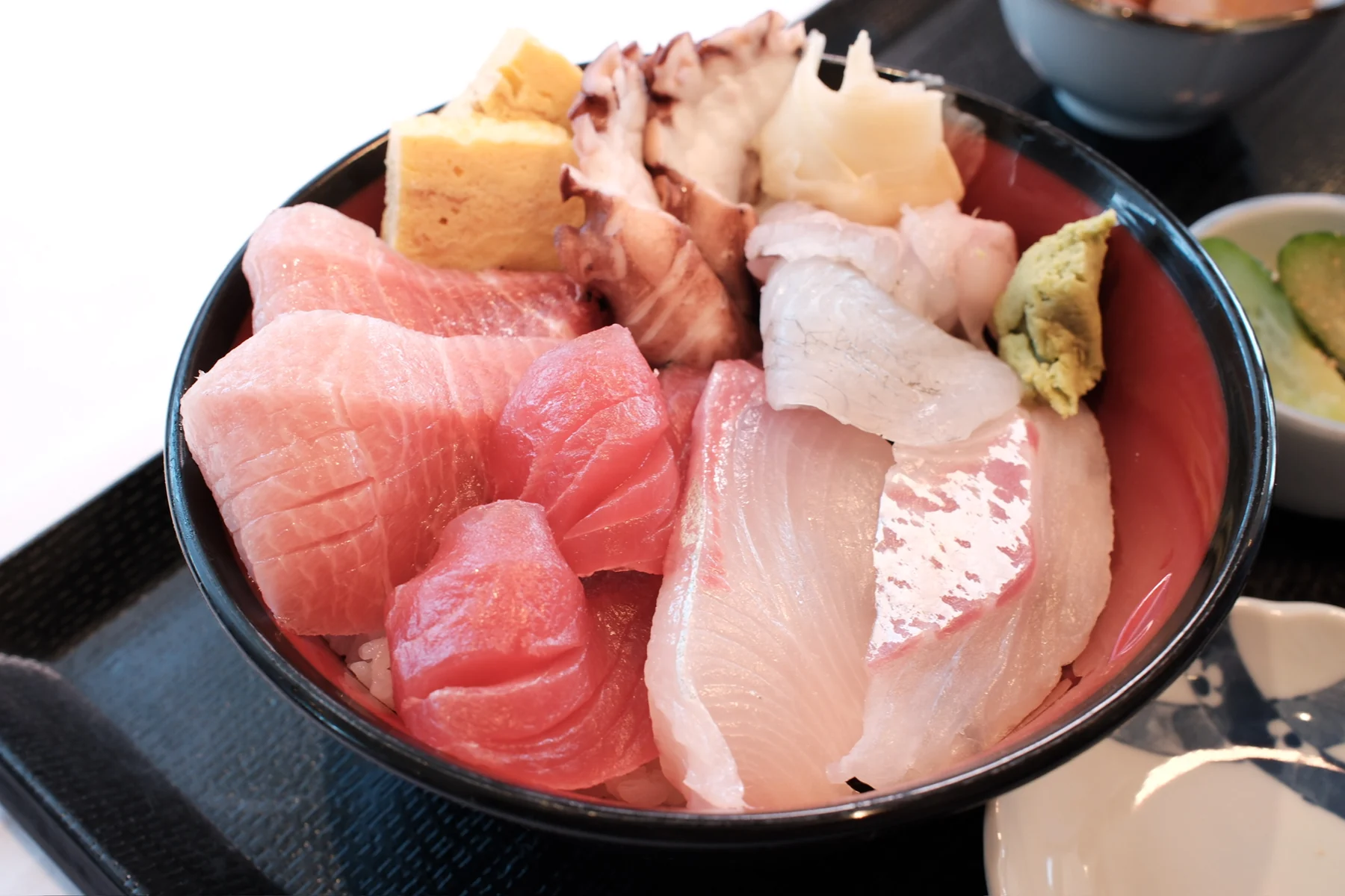 BASEのランチ、まぐろや白身魚を盛り付けた海鮮丼