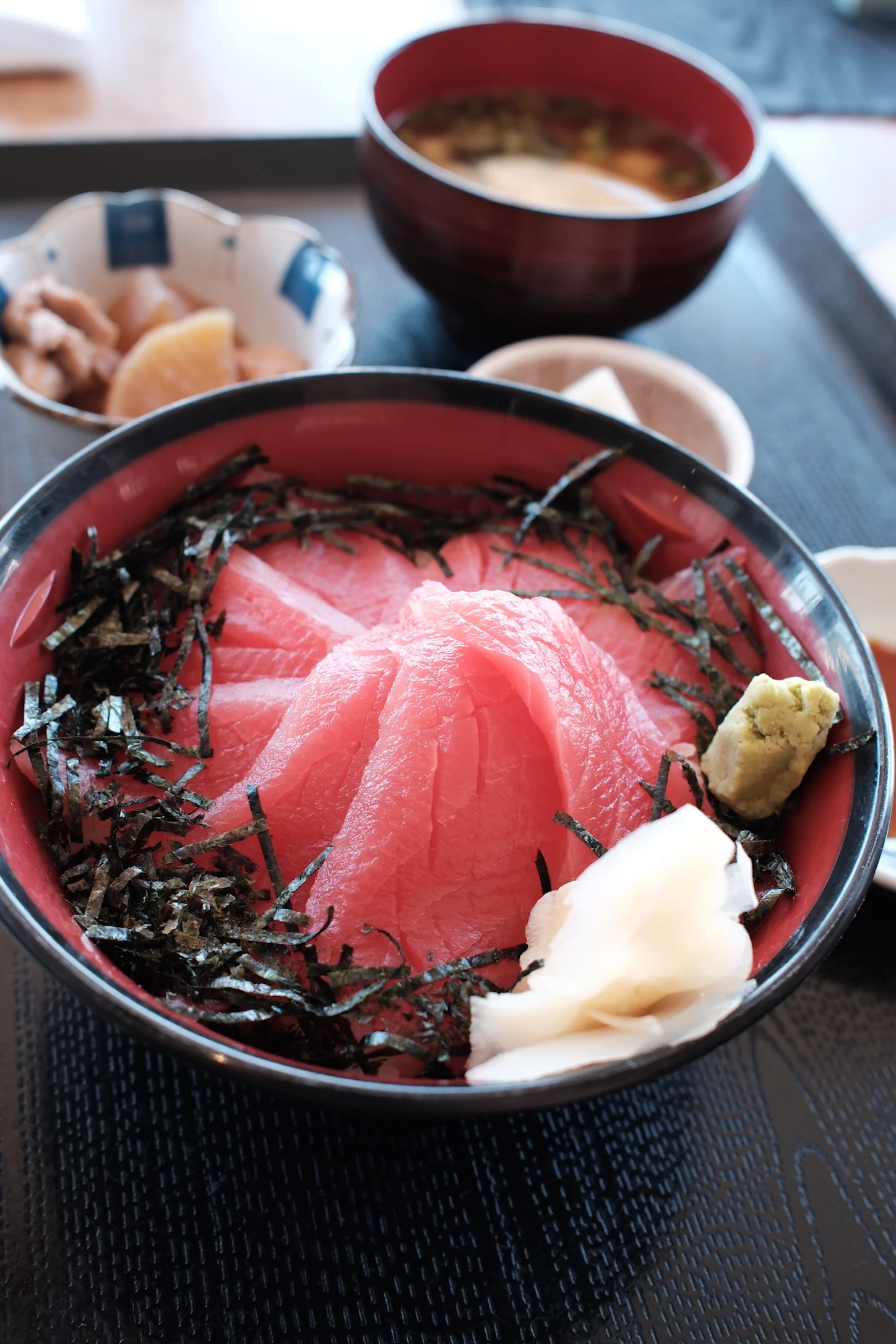 BASEのランチ、まぐろ丼と味噌汁