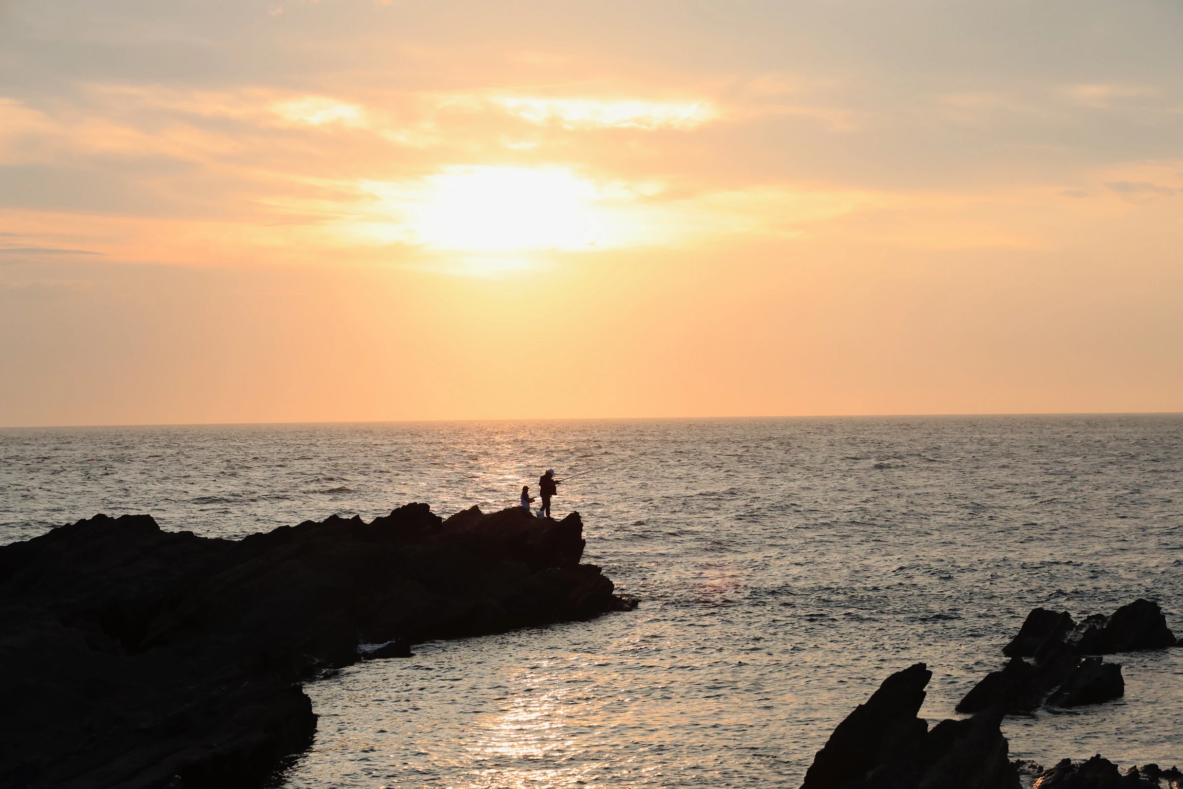 城ヶ島の岩岸と海を照らす夕陽