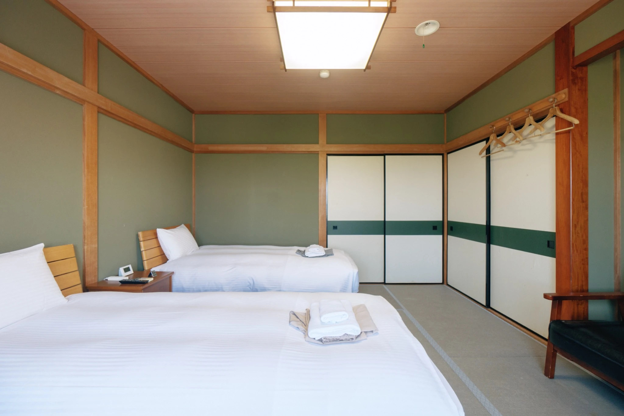 和の趣とツインベッドのあるお部屋