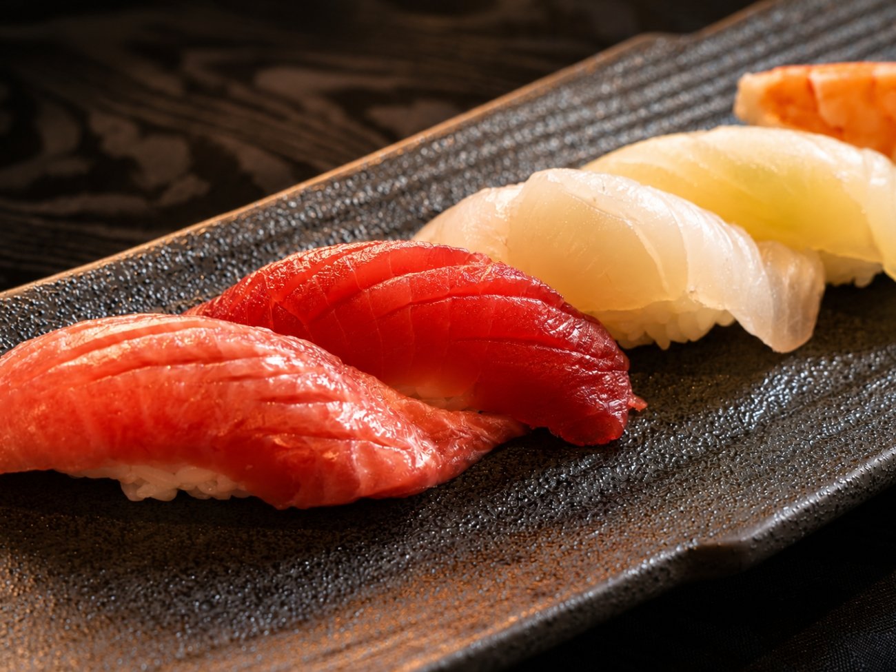 BASEの寿司。三崎のまぐろと地場の鮮魚を味わう一皿