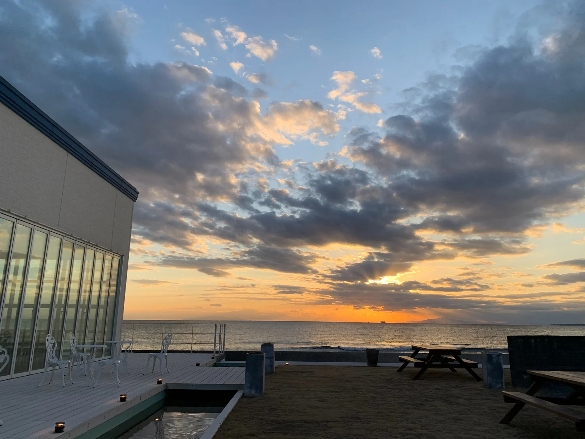 海と夕空を望むテラスの風景