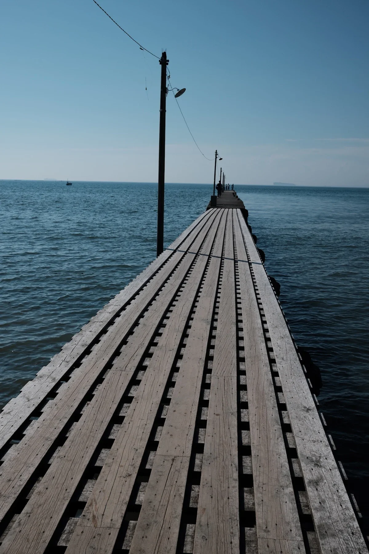 岡本桟橋の木の桟橋と青い海